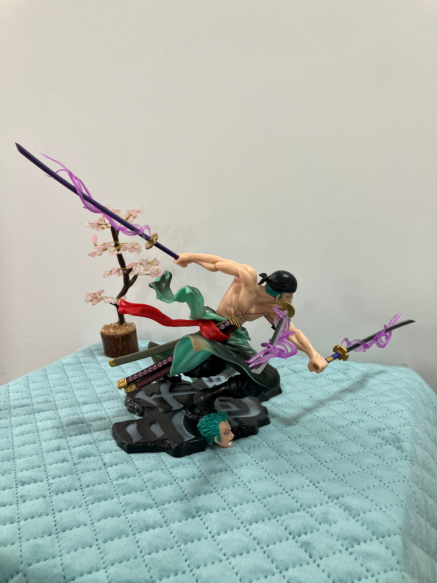 Action figure (2 heads, 3 swords)